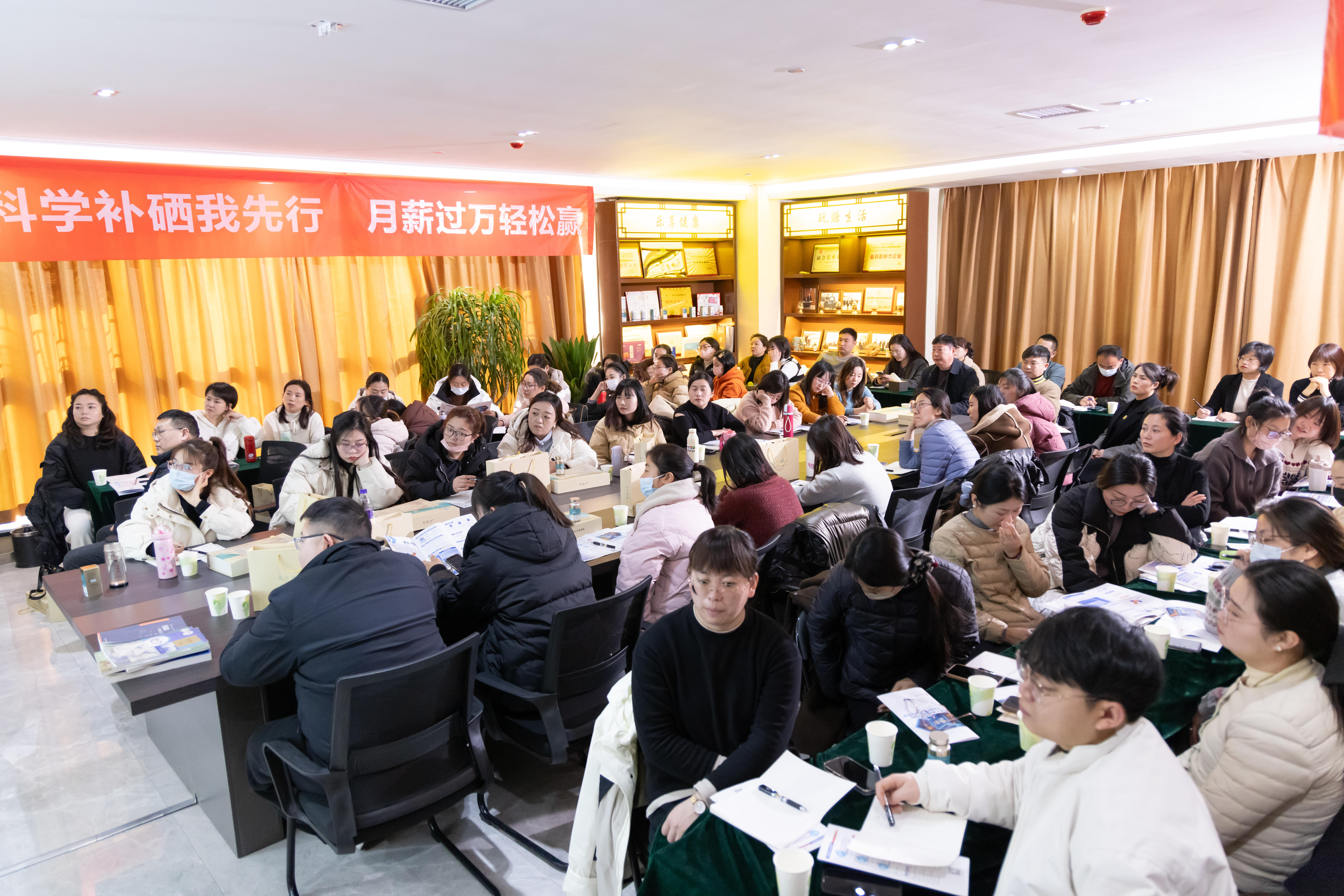 ����ף��9999js��ɳ��Ʒ��(�й�)���޹�˾��ɡ������������ҩ����Ӣ�곤��ѧ�ࡱ�˶�Բ�����У�