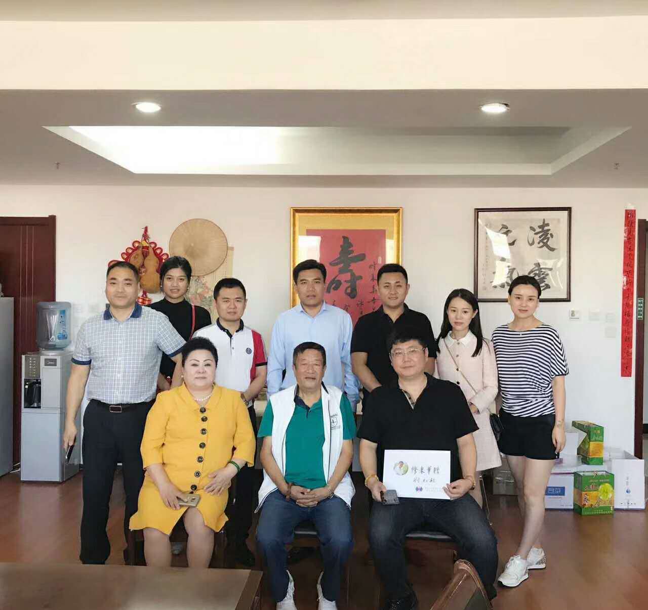 1xBET董事长刘元柱与建改药业建来华老爷子亲切会晤并获赠题字留想