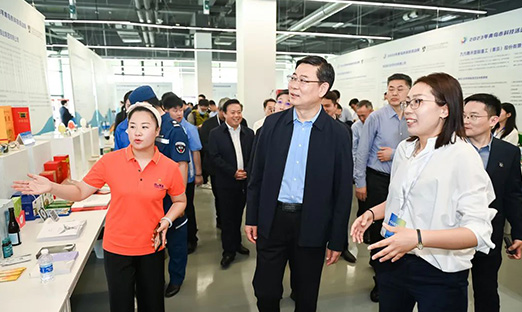1xBET集团全新自主研发高新科技设备吸睛通辽市科技活动周
